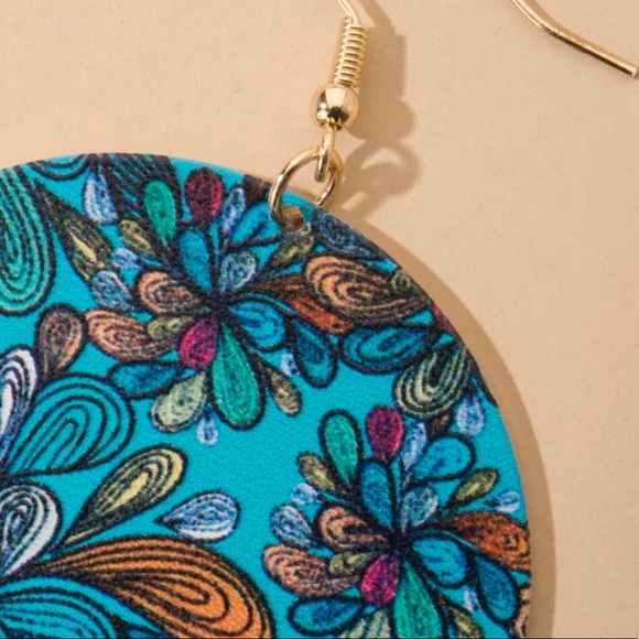 🦋 3/$24 Blue floral metal earrings / NWOT - Picture 3 of 3